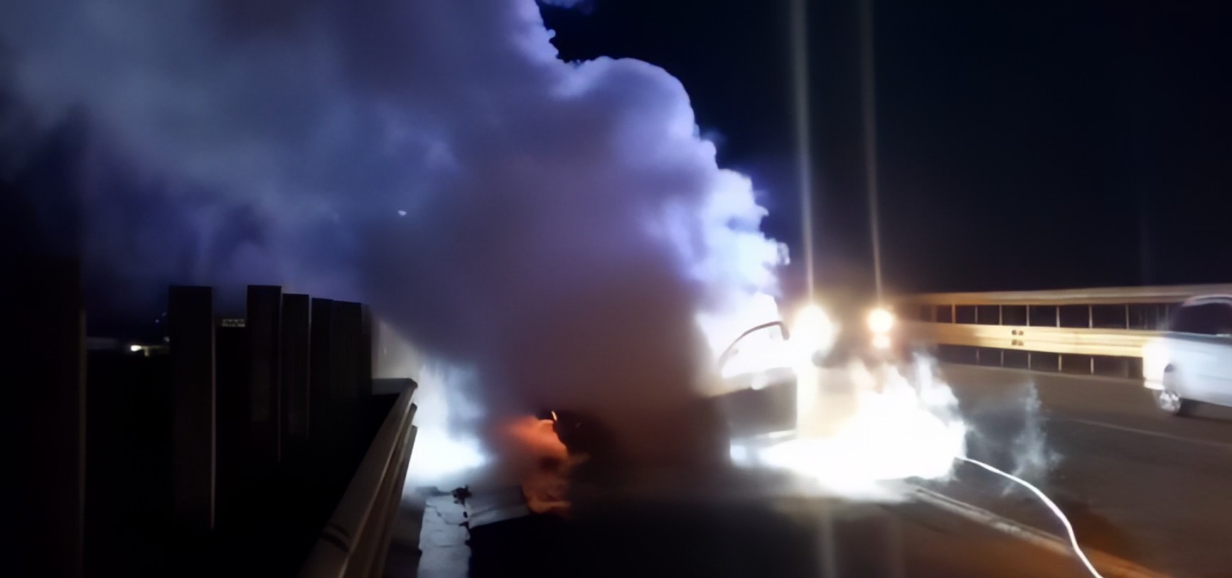 Përfshihet nga flakët një automjet në autostradën Milot–Mamurras