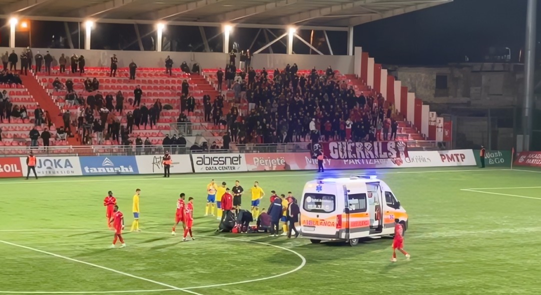 Panik në  Arenën e Demave   futbollisti i Partizanit bie pa ndjenja në fushë