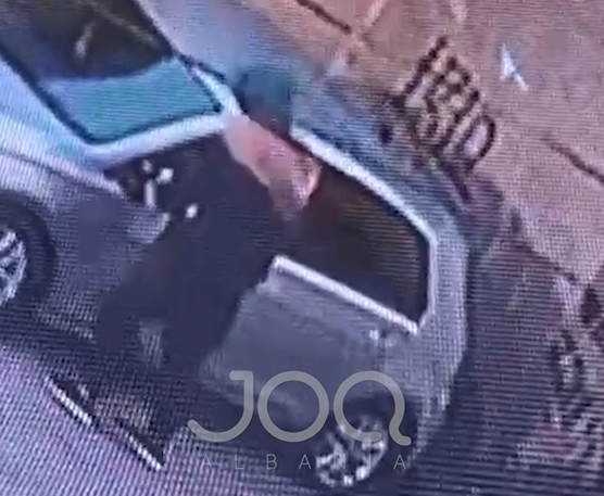  Hajdutët s i tremben asgjëje   i riu filmohet teksa shkul pasqyrën e makinës