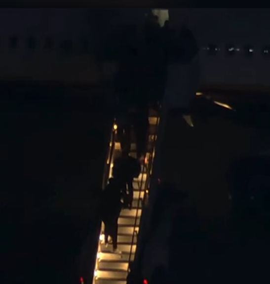 Maduro mbërrin në New York, momenti kur zbret nga avioni me të shoqen