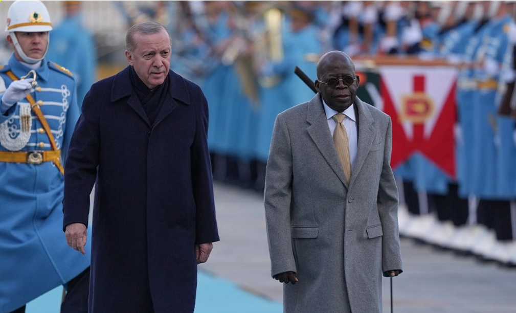 Po ecte krah Erdoganit  presidenti i Nigerisë humb ekuilibrin dhe rrëzohet