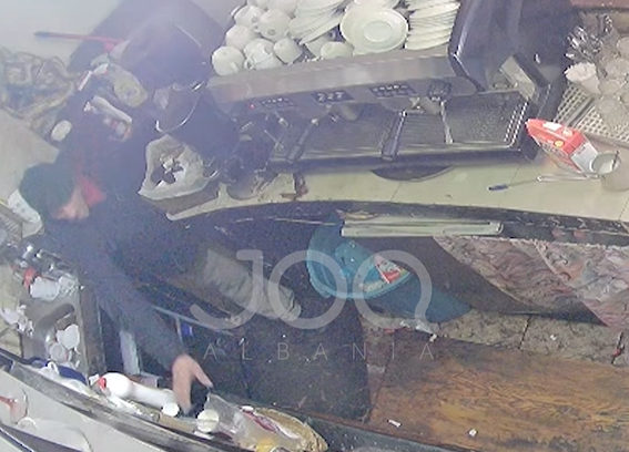 Pasi porositi një gotë me raki, klienti filmohet duke vjedhur tinëzisht celularin në banak