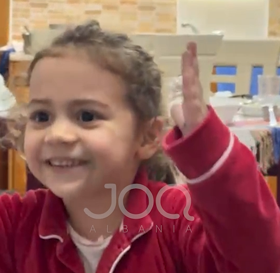 “Lidhe qenin, ti moj qene”, e talentuar dhe plot energji, vogëlushja 3-vjeçare shkëlqen!