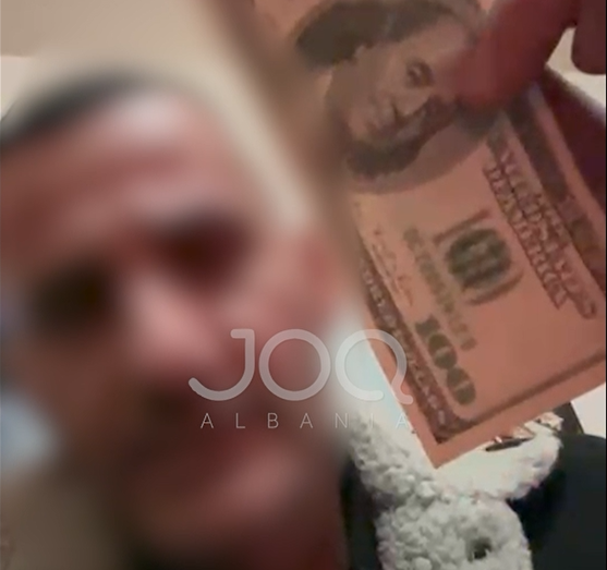 Taksisti denoncon të riun: Më paguajti me 100 dollarë fals, bëni kujdes!