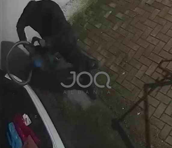 “Hapi makinën dhe më vodhi syzet e fshesën 500€! Ktheji mbrapsht, ose në polici!”