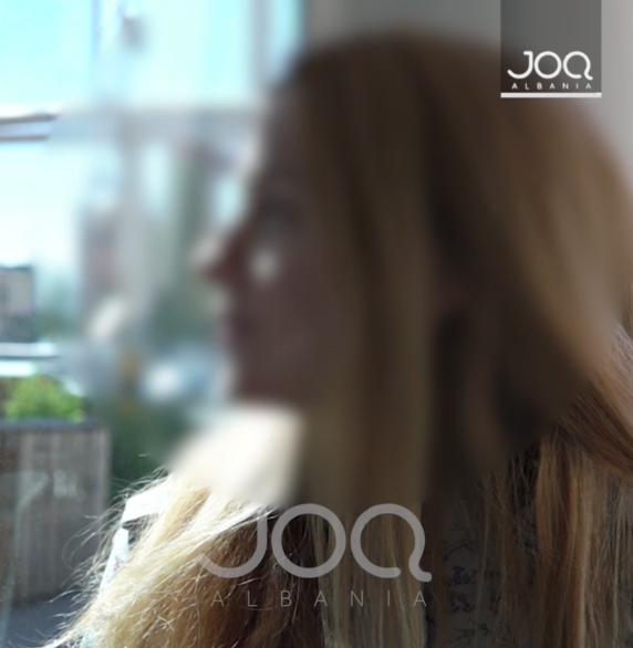 Vajza kërkon djalin me Passat gri që tentoi t’i jepte numrin