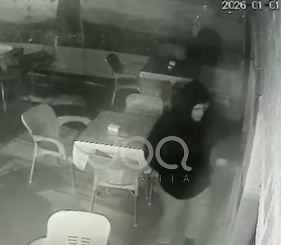 Qytetarët po festonin  hajduti  në krye të detyrës   Denoncohet vjedhja e lokalit 