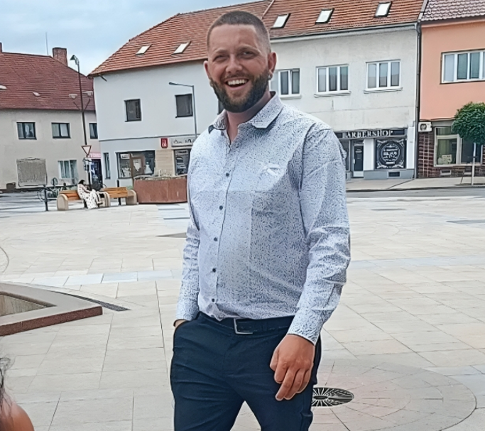 I riu çek kërkon babanë e tij prej 15 vitesh: Kishte një makinë të kuqe me shqiponjë!