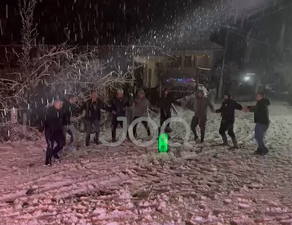  Vallja e dritave   banorët festojnë rikthimin e energjisë pas 3 ditësh në errësirë