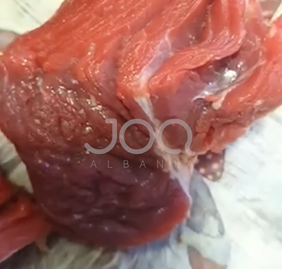 “Mishi i viçit nga jashtë i kuq dhe i freskët, nga brenda i errët! A është normale?!”