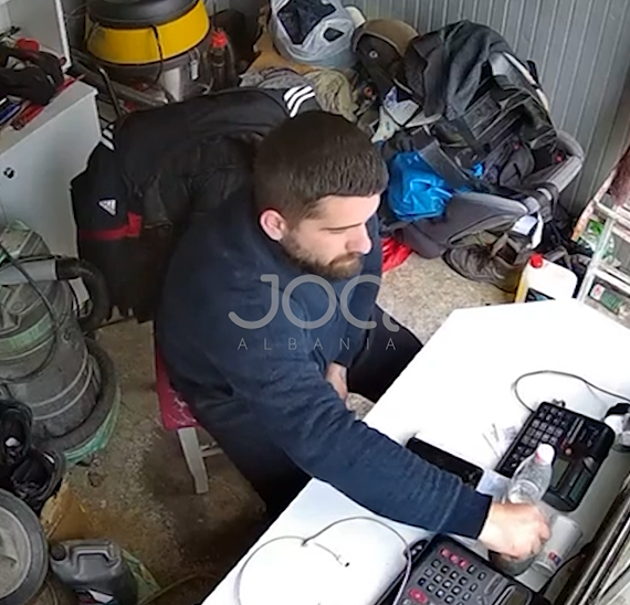  Dy ditë më parë nisi punën në lavazh  Mori para nga arka  u largua dhe më bëri bllok  