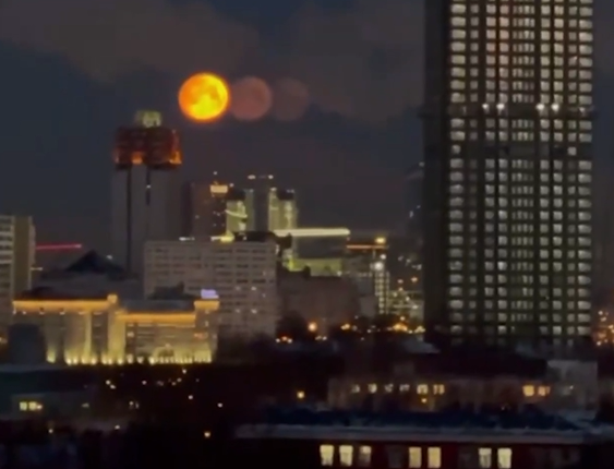 Fenomeni i rrallë optik që  shumëfishoi  Hënën mbi qiellin e Moskës