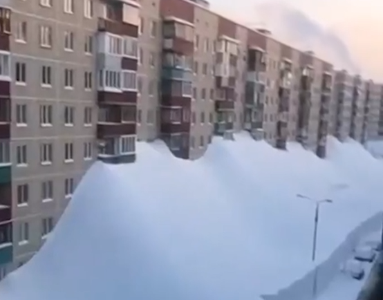  Apokalips bore  në Rusi  Lartësia arrin deri në katin e katërt   zhduken  makinat