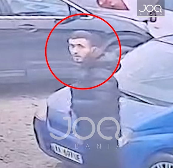 Skema  I riu mashtron rojen e parkingut dhe vjedh makinën në mes të ditës