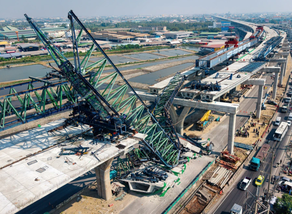 Momenti i frikshëm kur vinçi shembet në autostradën  Rama 2  dhe zë poshtë makinat