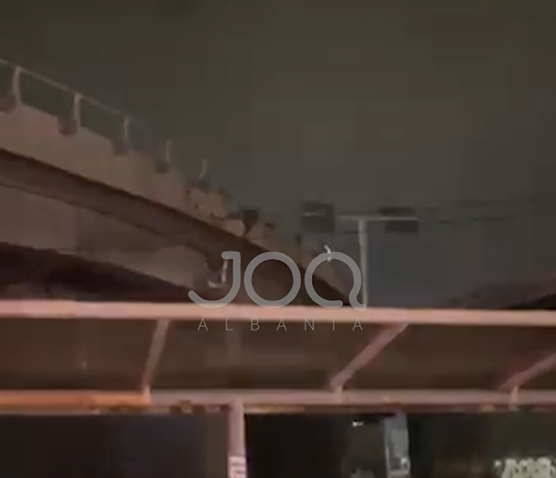 Aksident i frikshëm në Durrës  Makina  fluturon  nga Ura e Dajlanit