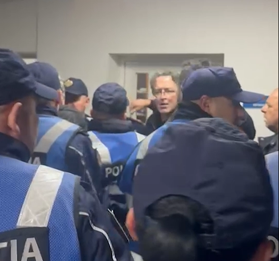 Tensione në komisariatin nr 1  përplasje mes deputetëve të PD dhe efektivëve