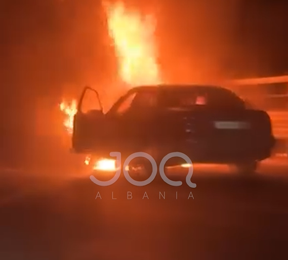 Përfshihet nga flakët një automjet në autostradën Tiranë-Durrës