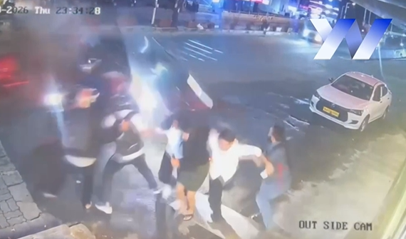 Aksidenti i frikshëm  Shoferi  tapë  humb kontrollin e mjetit  shpëtojnë mrekullisht kalimtarët