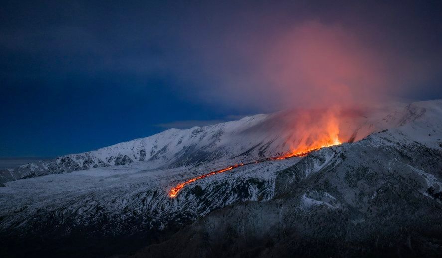 Vullkani Etna shpërthen sërish  pamje mahnitëse nga lumenjtë e llavës