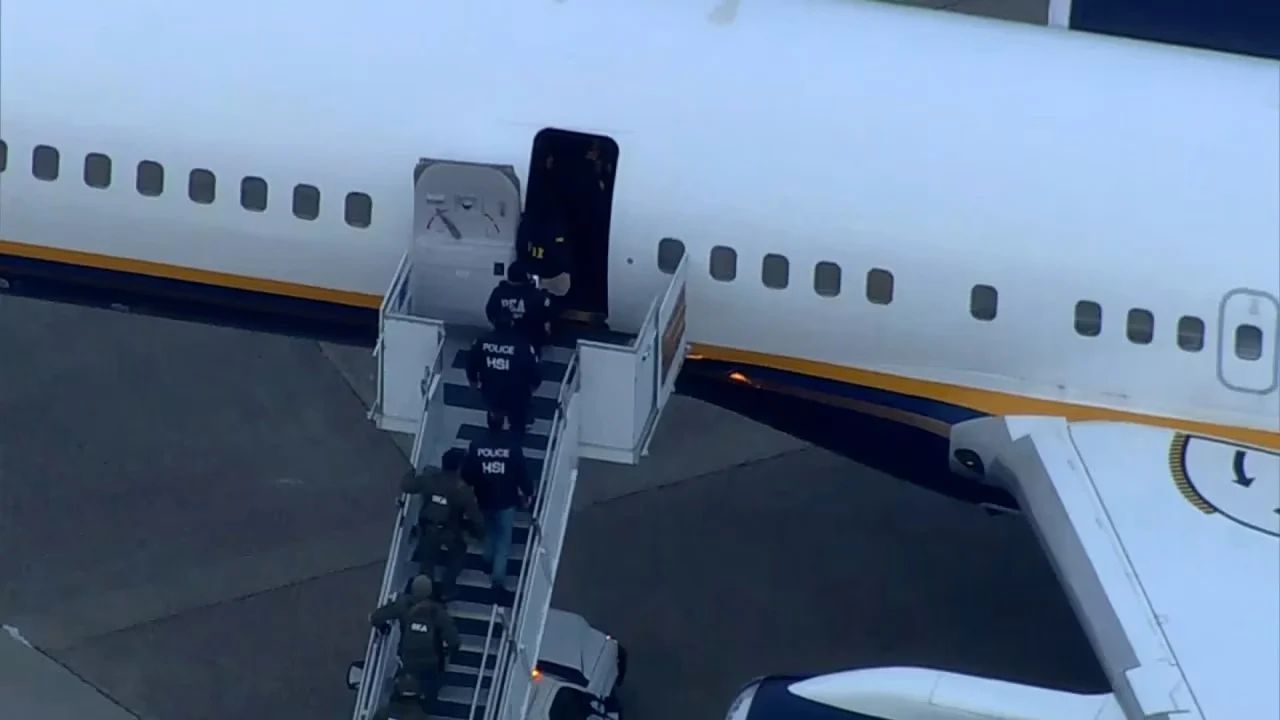 Pas arrestimit nga SHBA, Maduro dhe bashkëshortja e tij transportohen në bazë ushtarake në Nju Jork