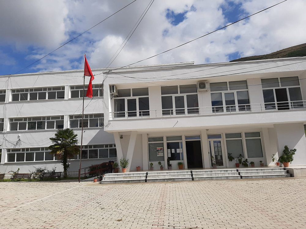 ‘Viktimë’ e oligarkëve?! Pse u mbyll pas 102 vjetesh Shkolla Tregtare e Vlorës?