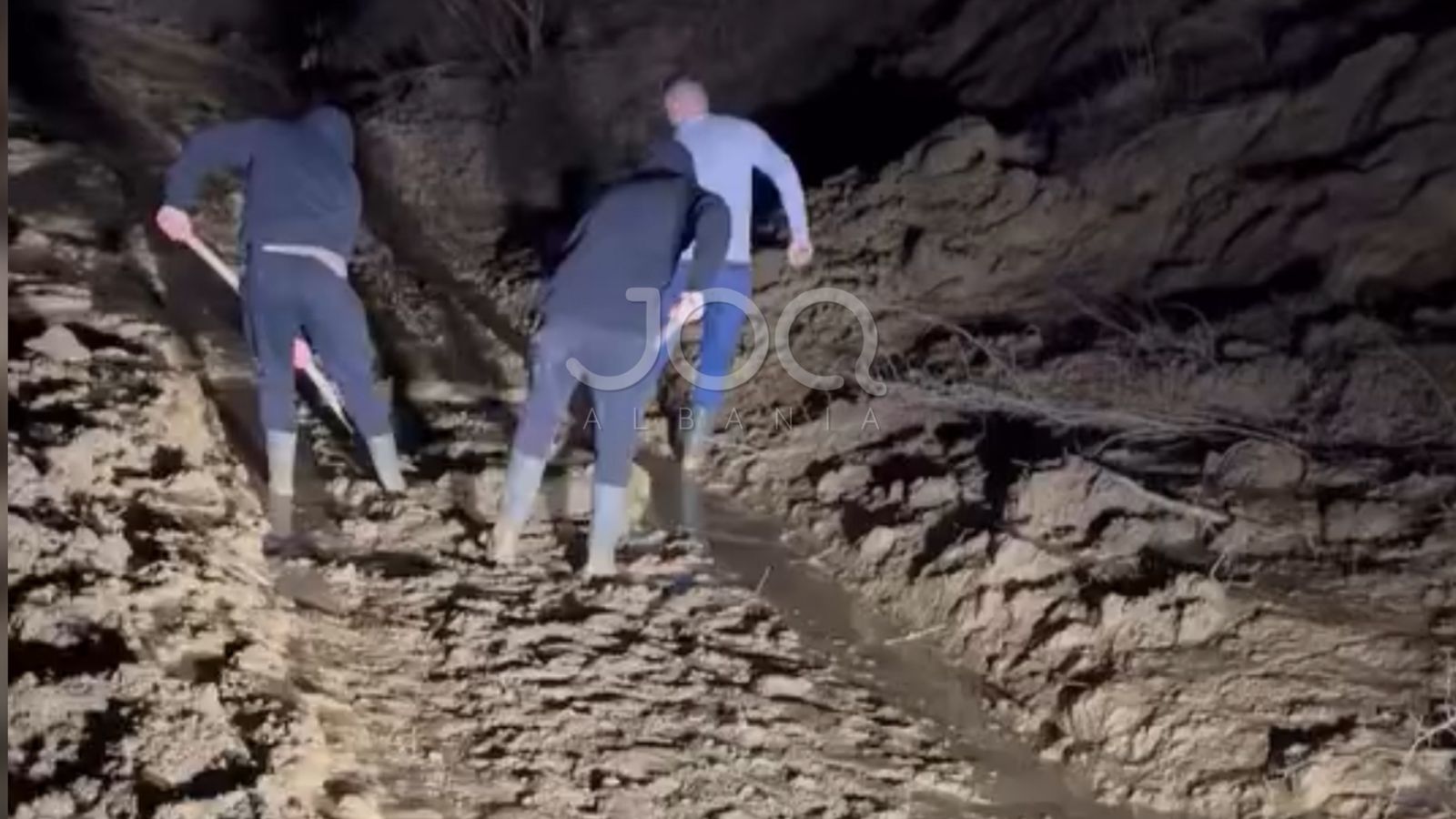  Banorët e Beshës pastrojnë baltën me lopata  pasi bashkia i la në harresë 