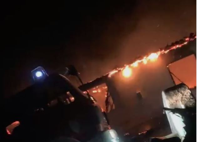 Shkrumbohen banesat në Elbasan, katër anëtarë të familjes mbeten në qiell të hapur