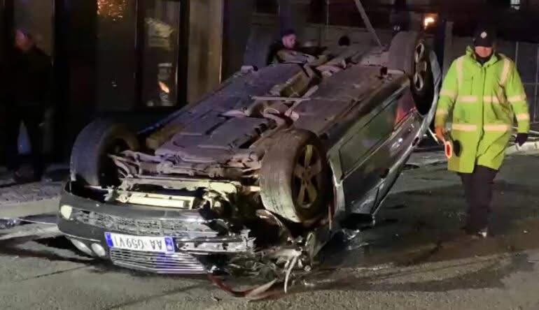 Aksident në Lezhë: Makina përmbyset pas përplasjes me shtyllën e ndriçimit