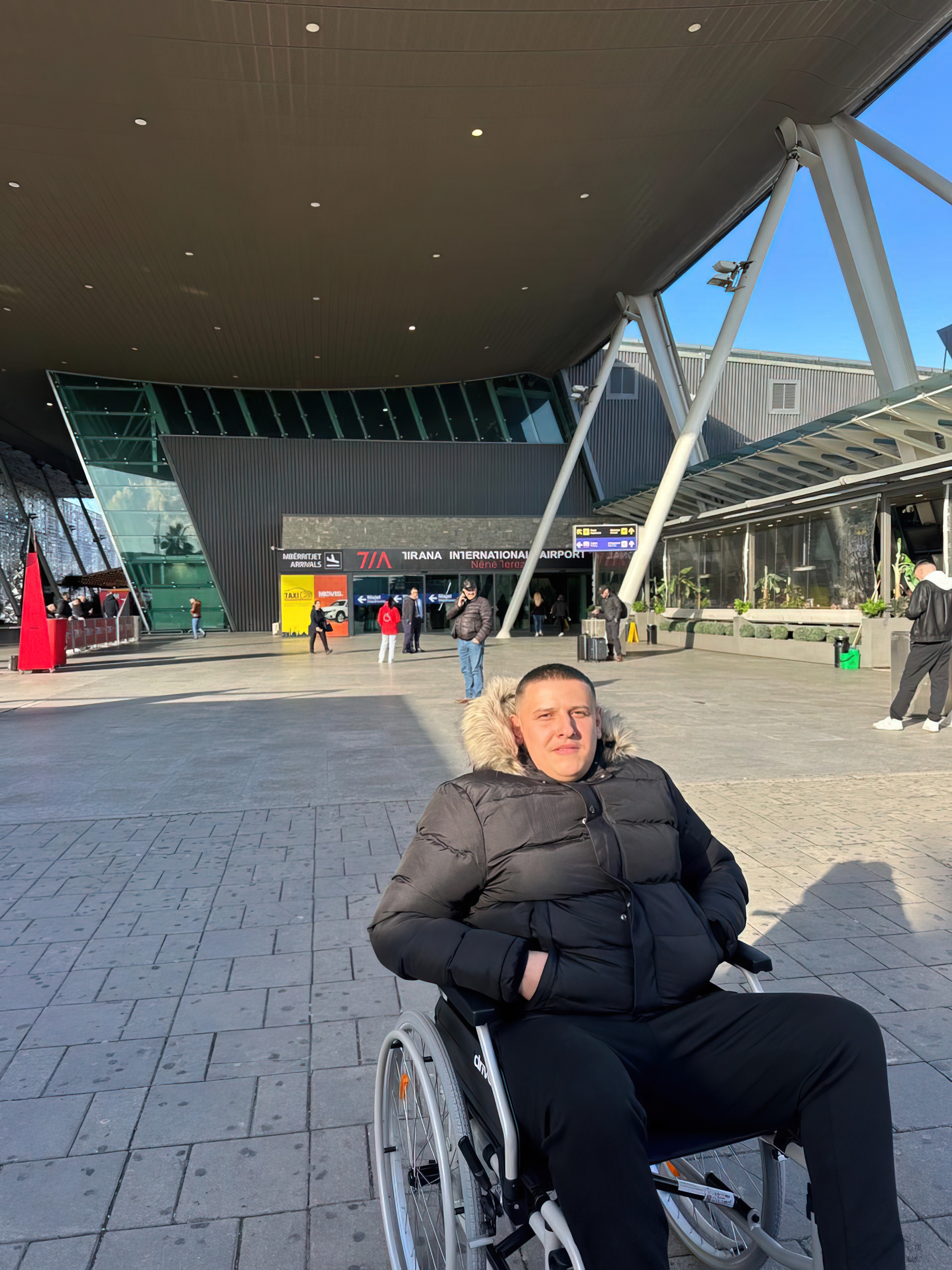 Falë kontributit të shqiptarëve  Emrah niset drejt Gjermanisë për kurim