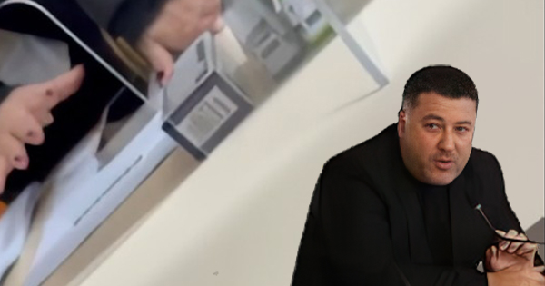 “S’marrim urdhëra nga Ministria”, punonjësja e Bashkisë Vorë i mban pronën peng qytetares