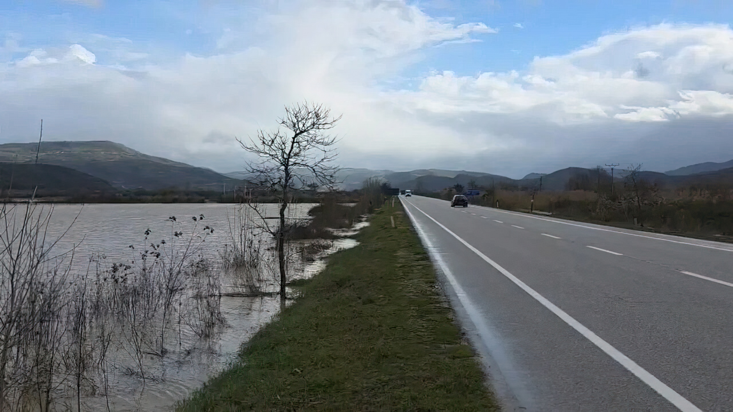 80 ha tokë të përmbytura në Cakran  rrezikohet bllokimi i autostradës Levan Tepelenë