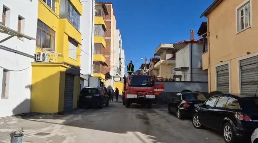 Merr flakë banesa në Korçë  ndërron jetë nga asfiksia një person