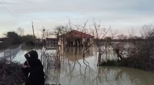 Lumi Seman çan argjinaturën  20 banesa të përmbytura  qindra hektarë tokë bujqësore nën ujë