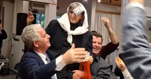 Pamje që prek zemrat  Nëna 102 vjeçe në krahët e fëmijëve  kërcen vallen shqiptare