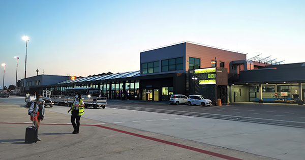 Kaos në aeroportin e Brindisit  pasagjerët bllokojnë pistën pas devijimit të fluturimeve për Tiranë