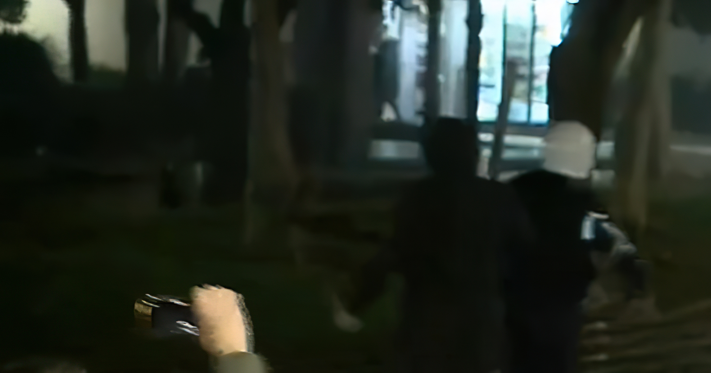 Polici ikën me vrap nga prostestuesi që e ndjek me çadër