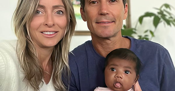 Çifti i bardhë padit klinikën e fertilitetit  u lindi fëmijë me ngjyrë