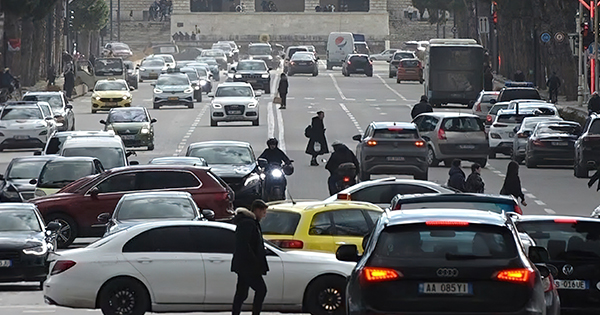 Rekord historik në Shqipëri  Numri i makinave kalon për herë të parë 1 milion