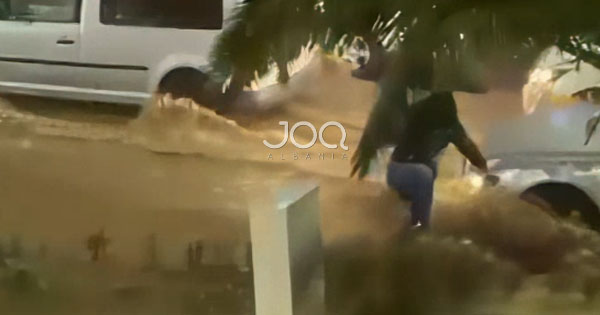 Gjirokastër/ Uji deri në gju, qytetari sfidon rrymën me çadër në dorë