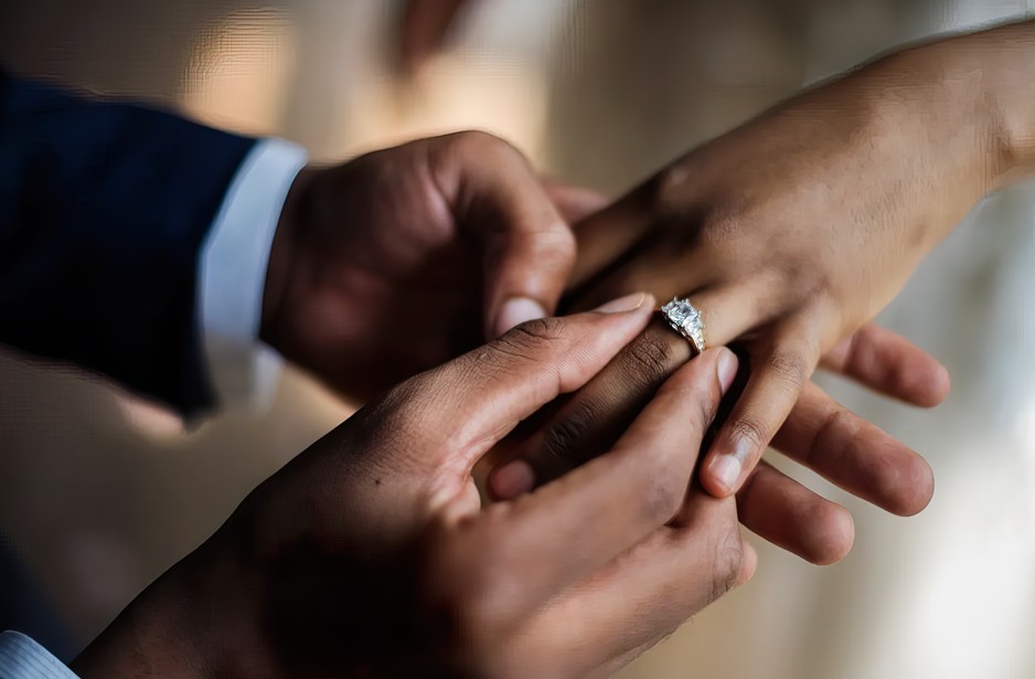 Franca i jep fund me ligj detyrimit seksual në martesë