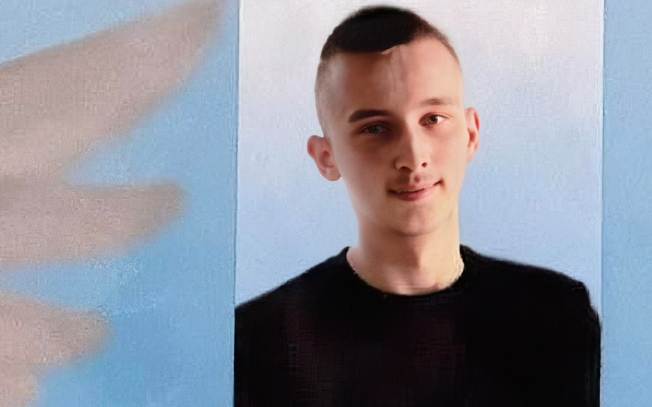 Shoferi i dehur përplaset me pemën, humb jetën 21-vjeçari në Elbasan