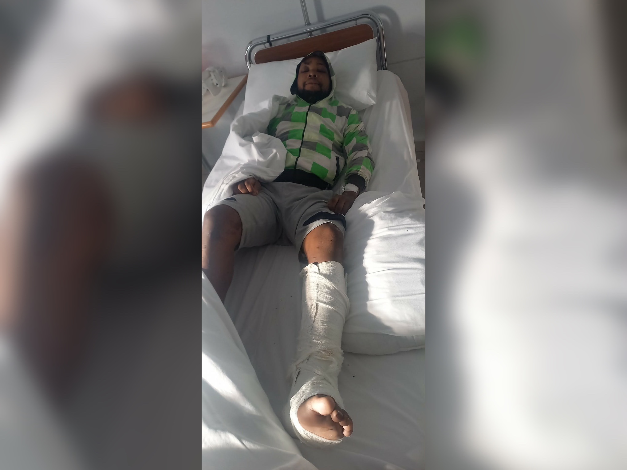 Kolins është aksidentuar në Durrës  kërkon ndihmë për gjetjen e sendeve personale dhe shokut Kennedy