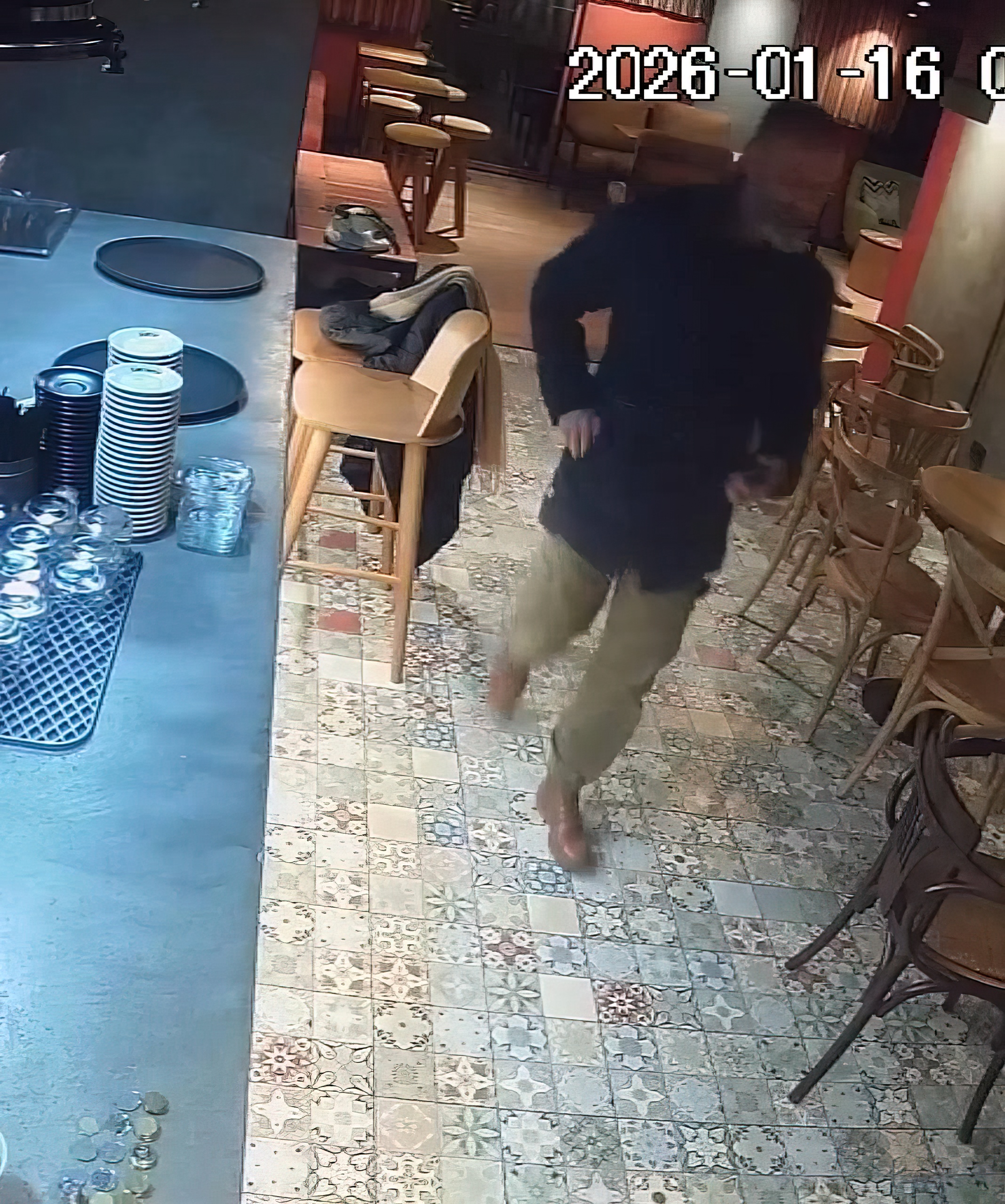 Pa pikë turpi  burri i merr banakieres kuletën brenda në çantë