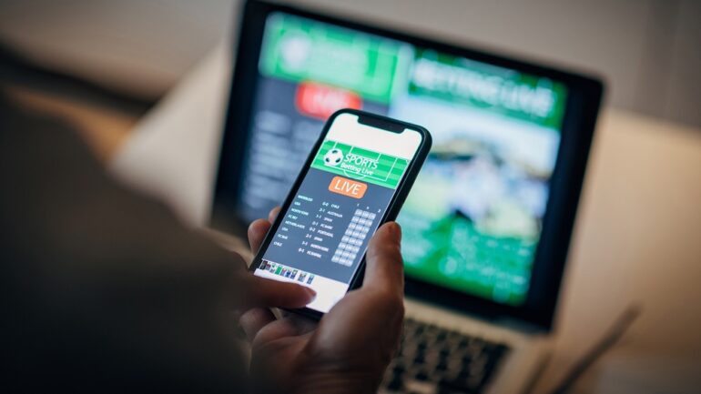 “Ke naj ndeshje të sigurt?”/ Përgjimet që fundosën policët: Baste, borxhe dhe dorëzime parash