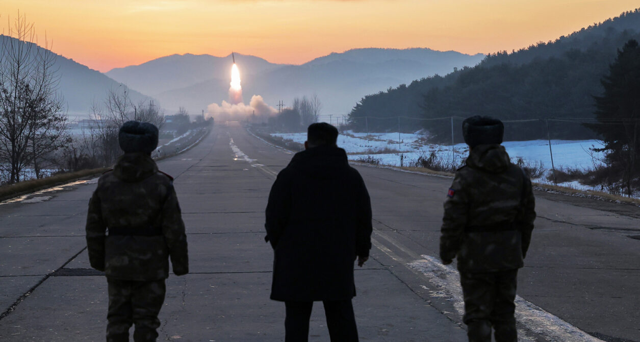 Koreja e Veriut nis testimin e raketave hipersonike