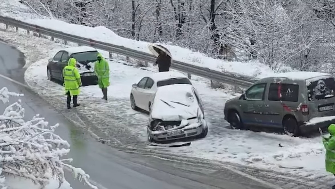 Borëpastruesja e Gjokës përplas 3 makina në Rrugën e Arbrit  ka të lënduar