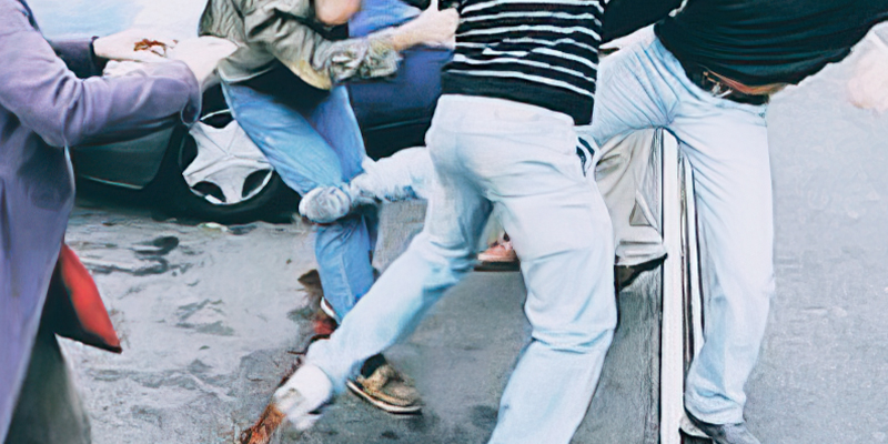 Sherr familjar në Fier! Njëri dhunon xhaxhanë dhe kushëririn, tjetra godet kunatin, 22-vjeçari qëllon me armë në ajër