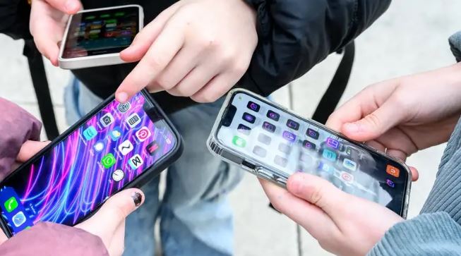 Australia çaktivizon 5 milionë llogari që u përkasin adoleshentëve në mediat sociale