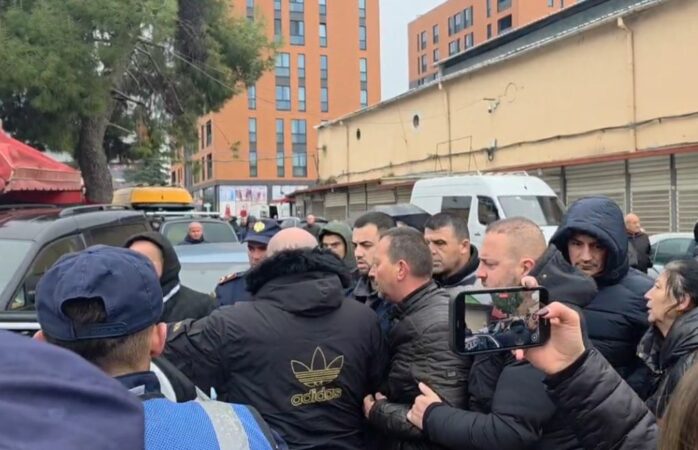 “Ti e ke fajin”, sherr mes tregtarit dhe përgjegjësit të tregut te 5 Maji